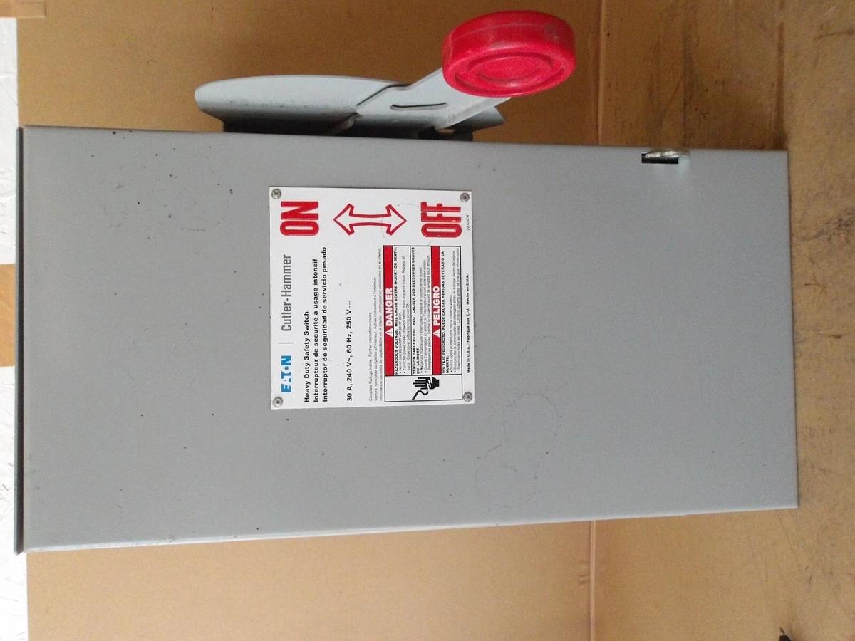 Used EATON CUTLER HAMMER 30 AMP SAFETY SWITCH DH221NRK, #620340G NEW