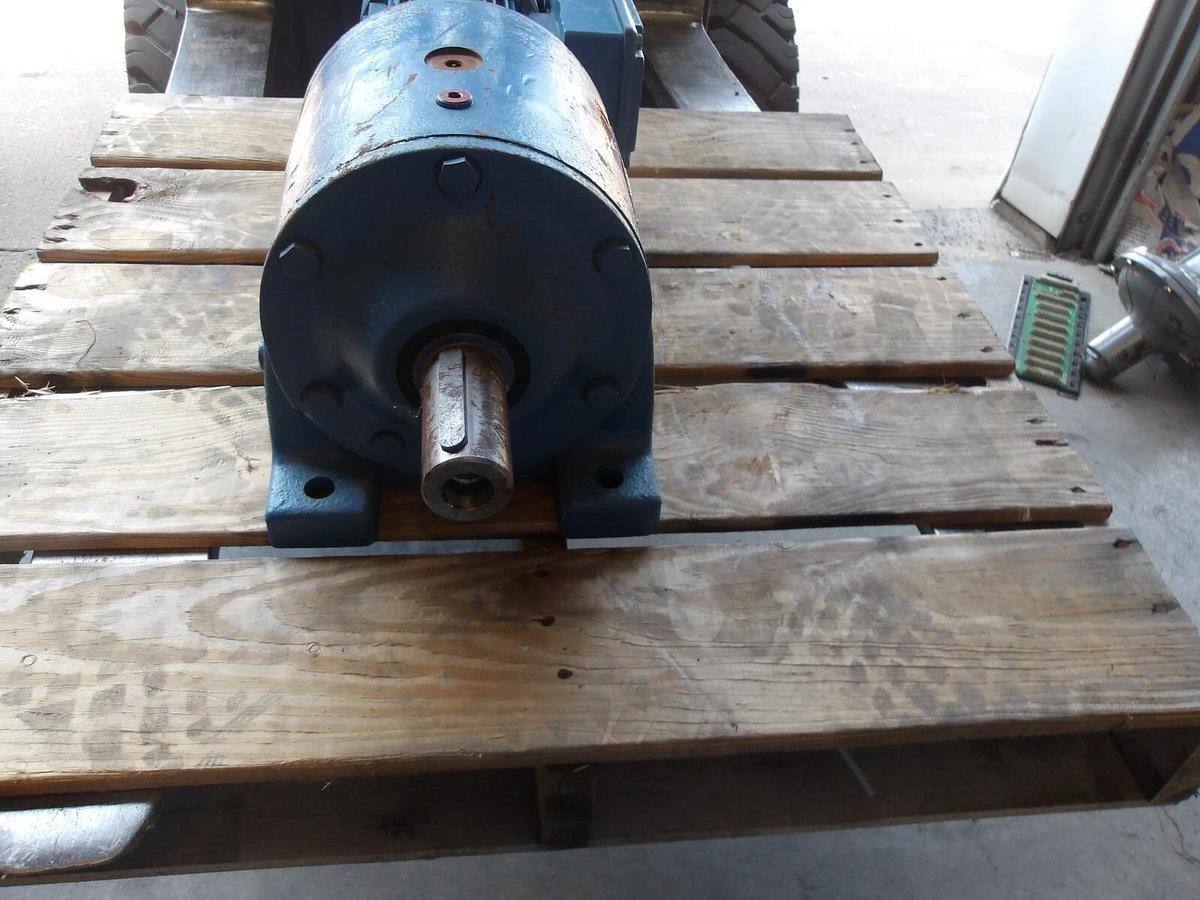 Used SEW EURODRIVE R70DT88K48NNR GEARMOTOR, RATIO 104.60:1, 3/4 HP, #7111135G NEW