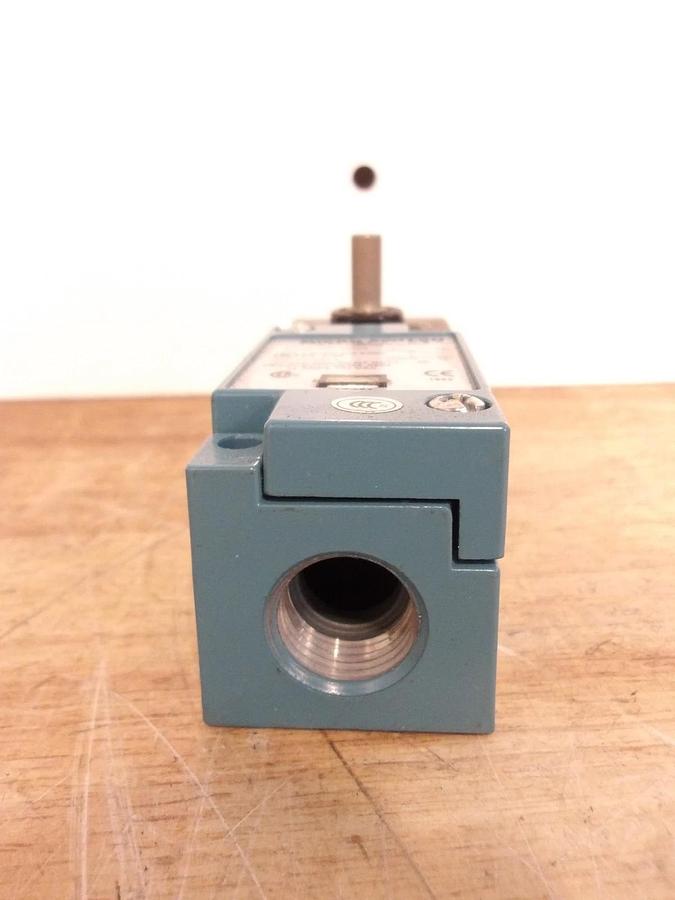 Used HONEYWELL LSA5A HEAVY DUTY LIMIT SWITCH 120 V, 10 A, #521925G NEW