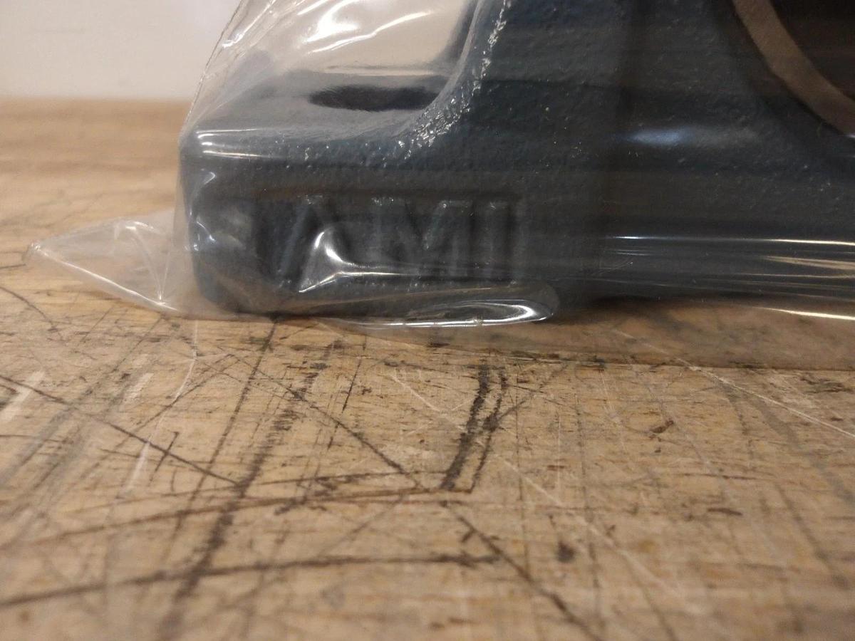 AMI P200 PILLOW BLOCK BEARING 1-11/16" BORE, #727305G NIB