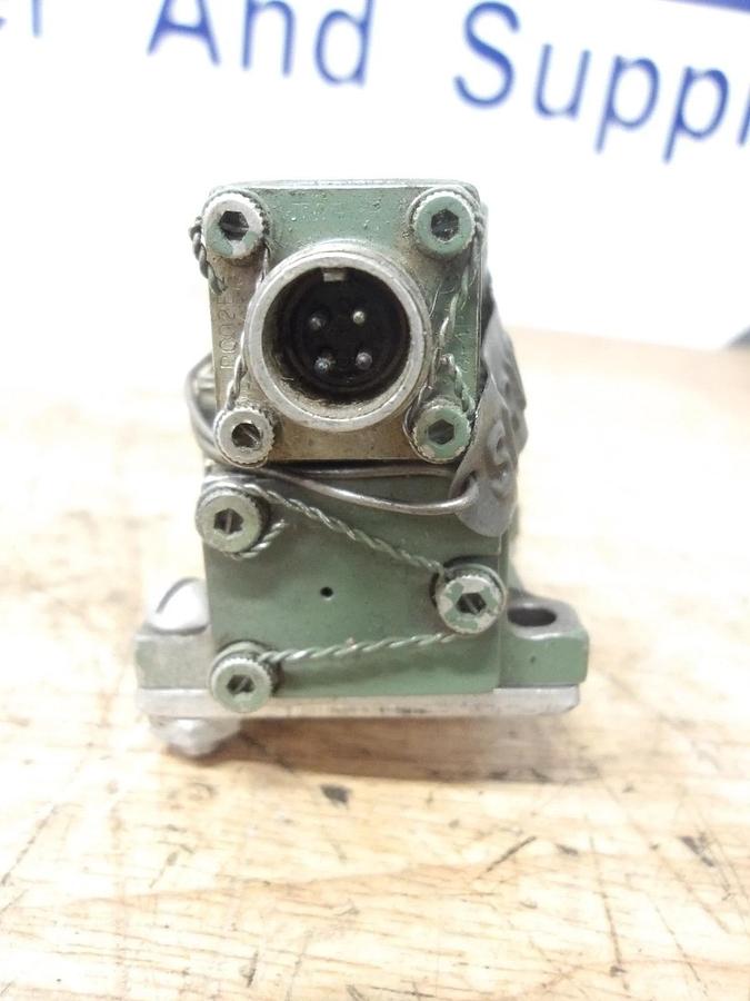 Used MOOG 010-28205/31-010A SERVO VALVE, #8261148G USED