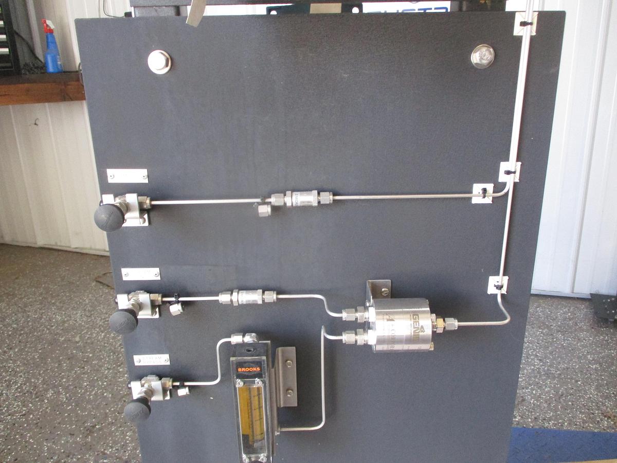 DANIEL M0N 2000 GAS CHROMATOGRAPH