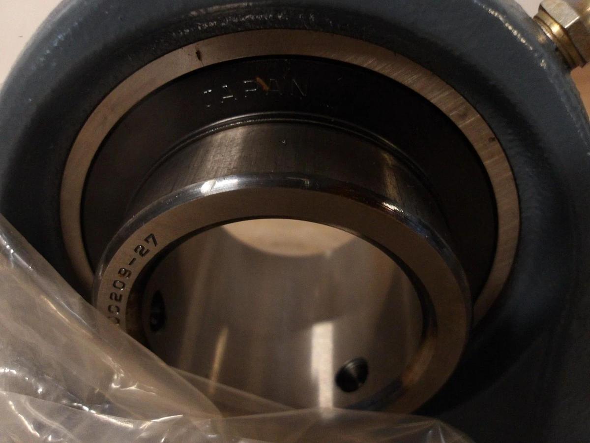 AMI P200 PILLOW BLOCK BEARING 1-11/16" BORE, #727305G NIB