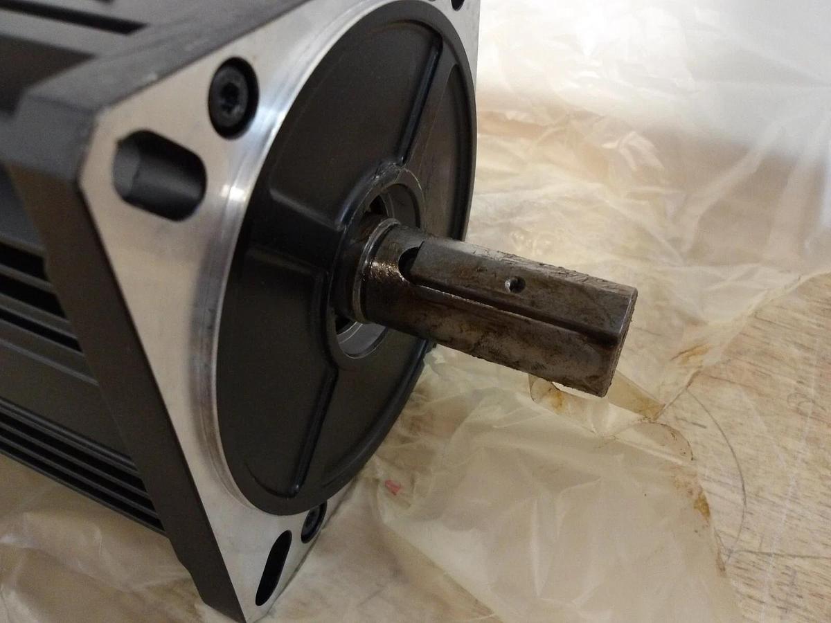 OMRON AC SERVO MOTOR R88M-G3K030T-BS2, #326250G NIB
