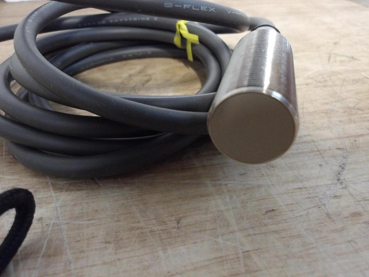 OMRON E2EV-X5C1 PROXIMITY SWITCH (LOT OF 2) #3191027G NIB