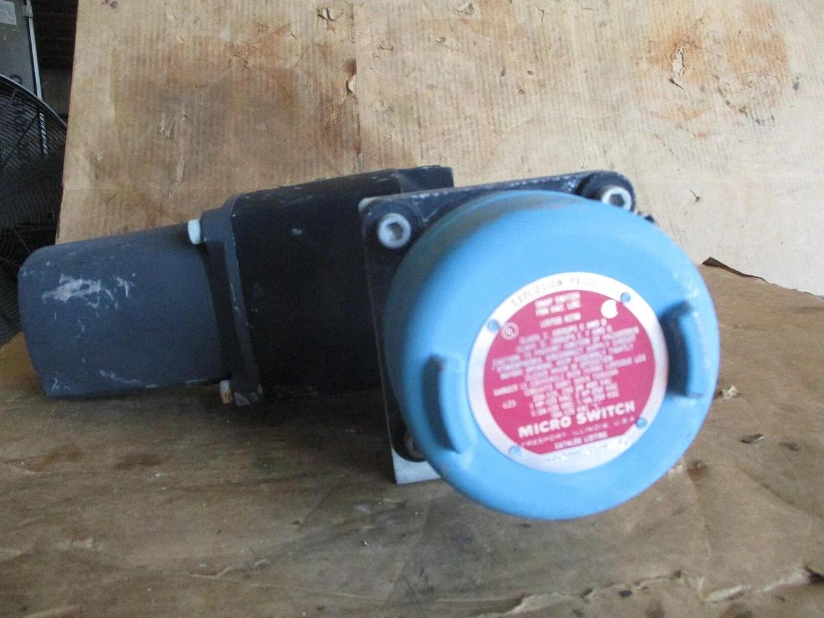 Used WHITEY 1" STAINLESS BALL CONTROL VALVE, #917306J NEW (WEATHERED)