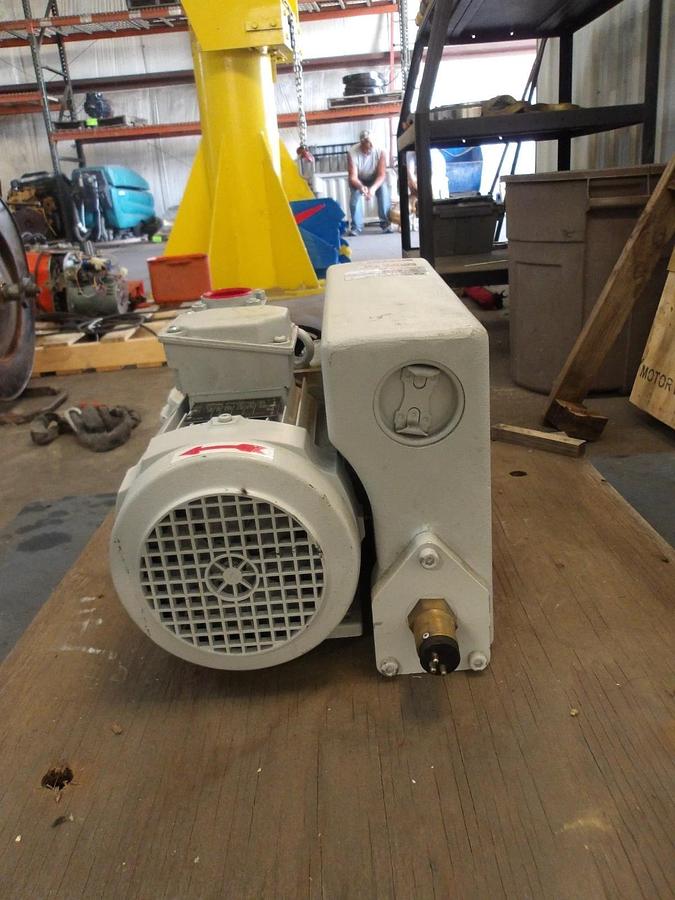 Used LEYBOLD SOGEVAC S170852 VACUUM PUMP, 2HP, 230/460 V, 1720 RPM, #722340G NEW
