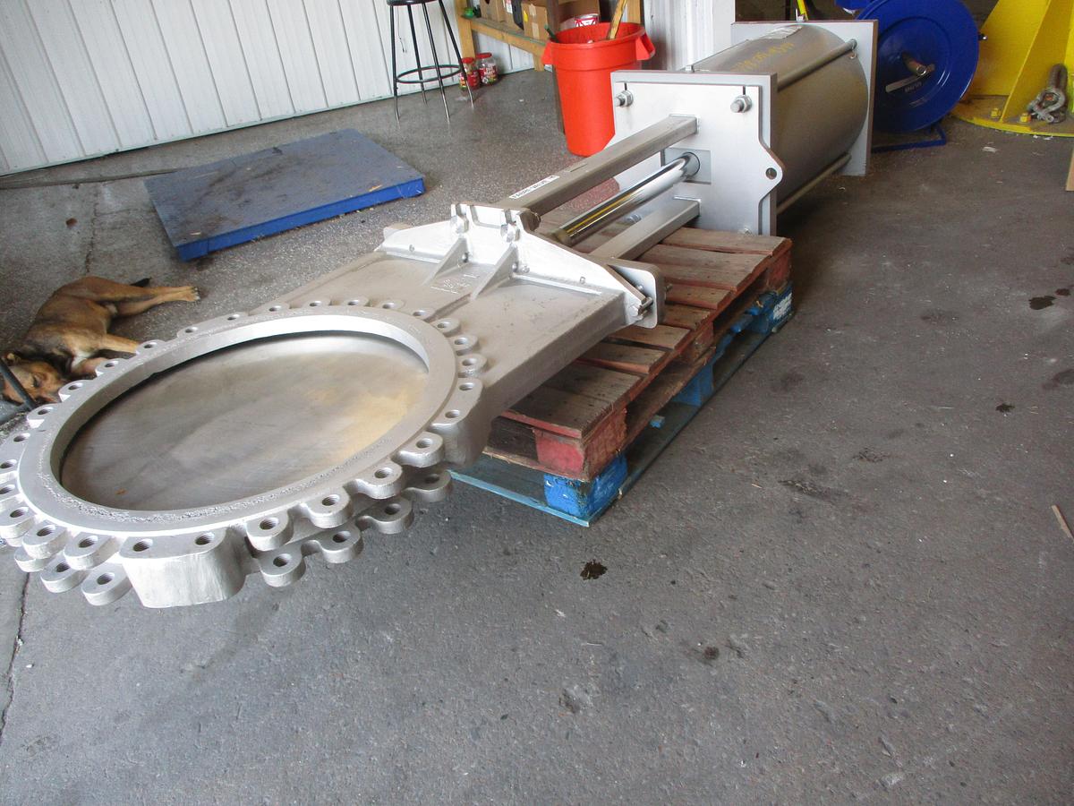 Refurbished FABRI-VALVE 30" PNEUMATIC STAINLESS KNIFE GATE VALVE
