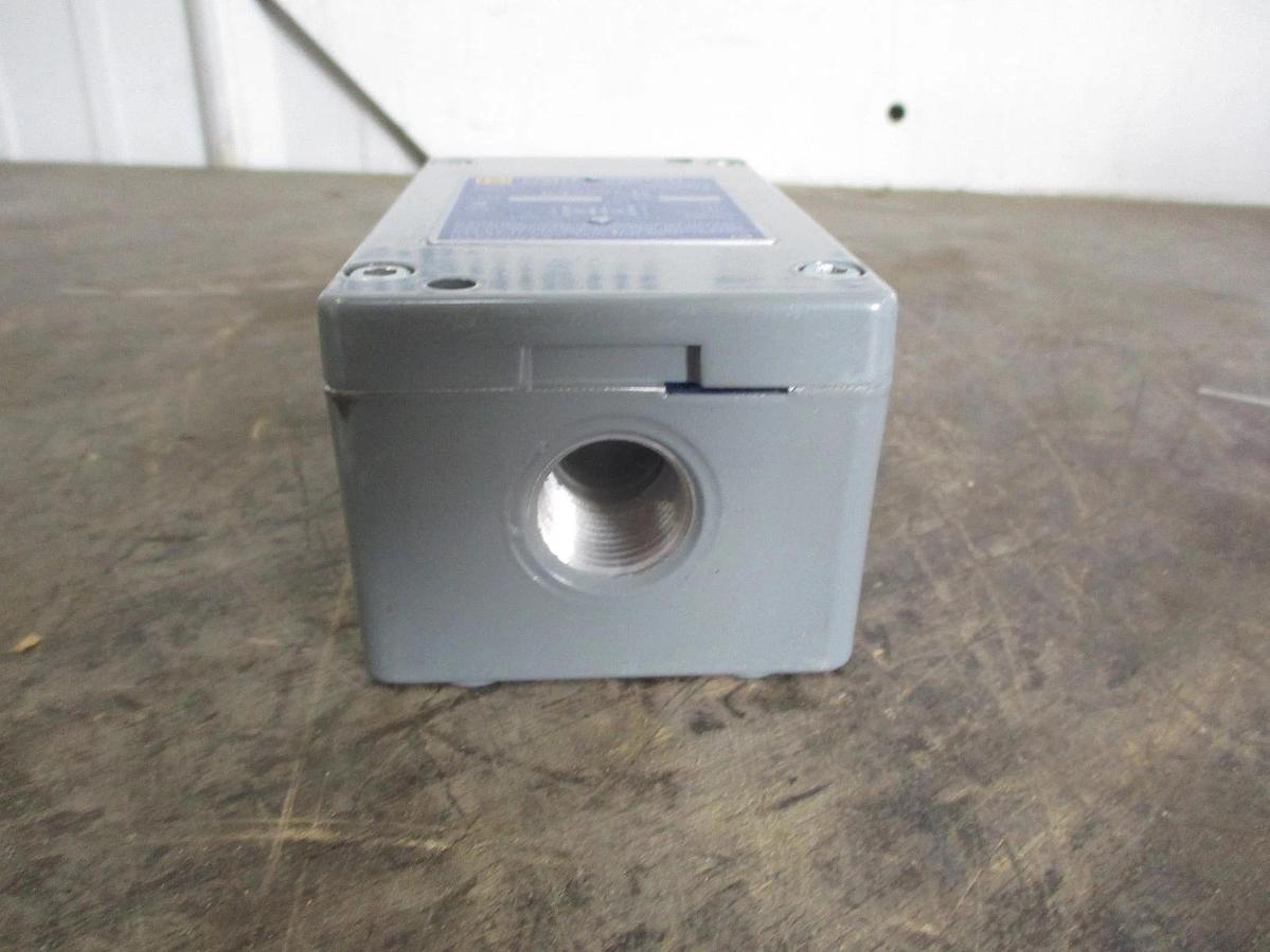 SQUARE D 9007CR61J LIMIT SWITCH, #33239J NIB