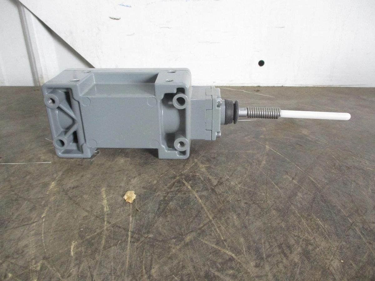 SQUARE D 9007CR61J LIMIT SWITCH, #33239J NIB