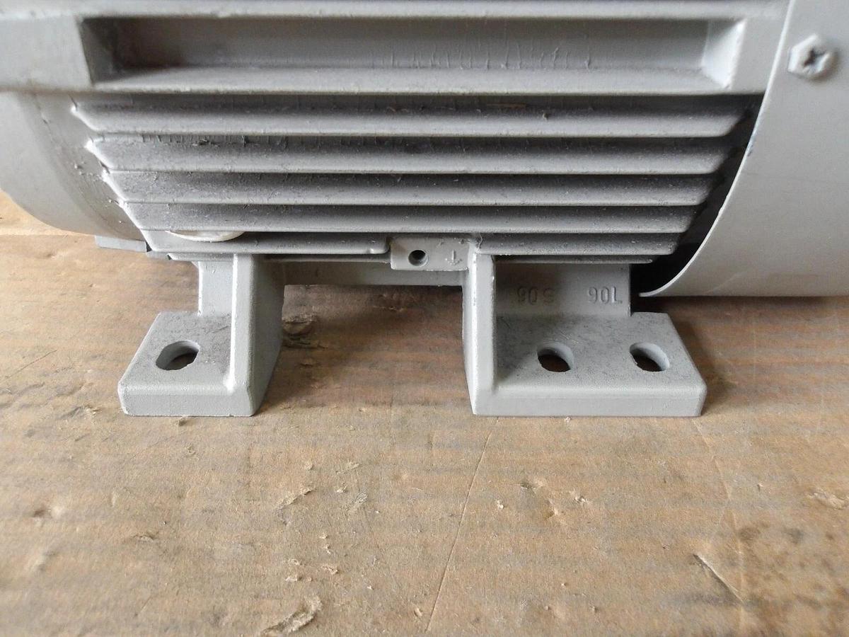 Used SIEMENS 1.3 KW MOTOR, FR 90L, 1120 RPM, 440-460 V, #11141040G NEW