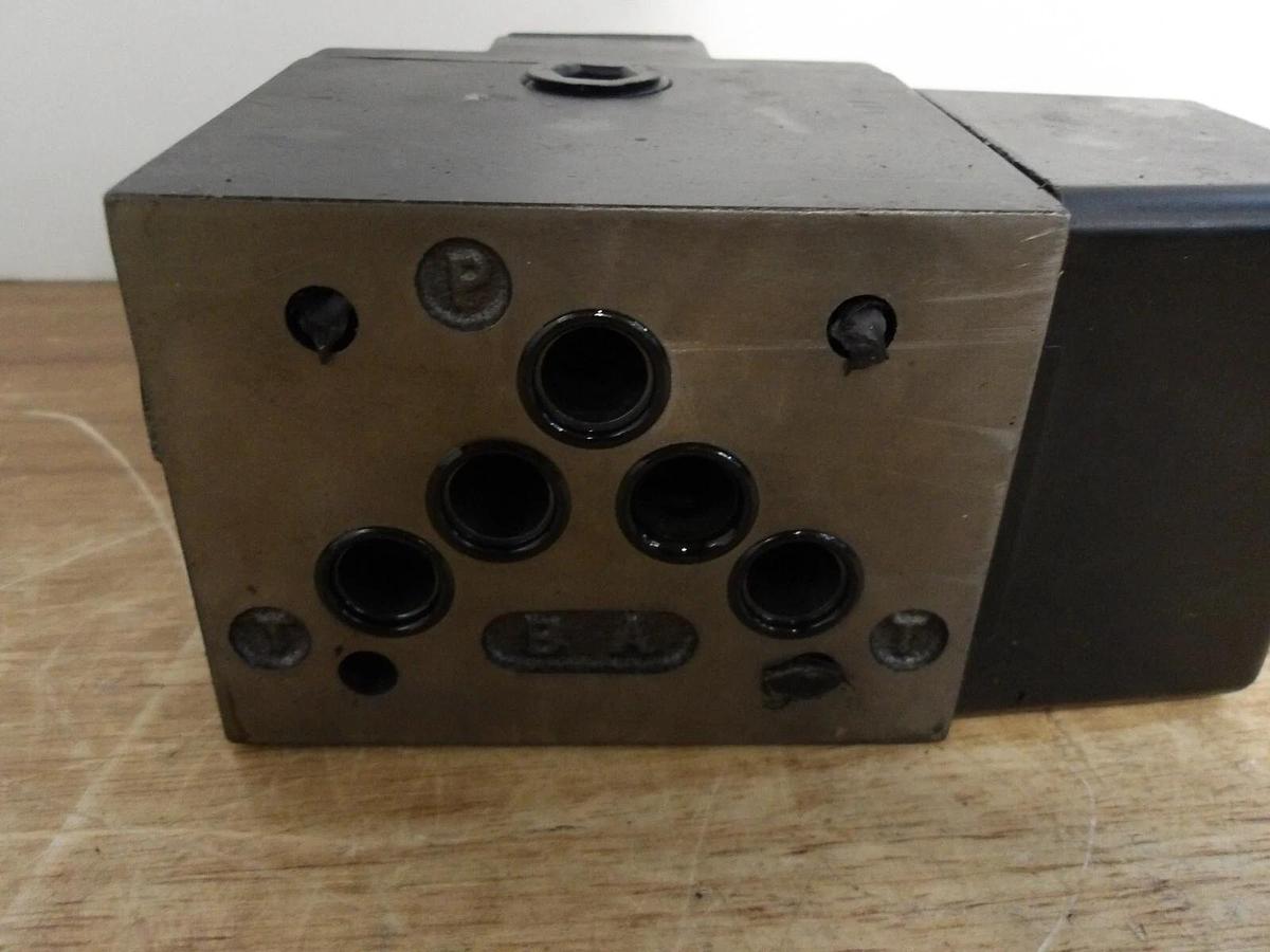 Used PARKER D3W1B56Y-14 HYDRAULIC SOLENOID CONTROL VALVE, #331125G NEW
