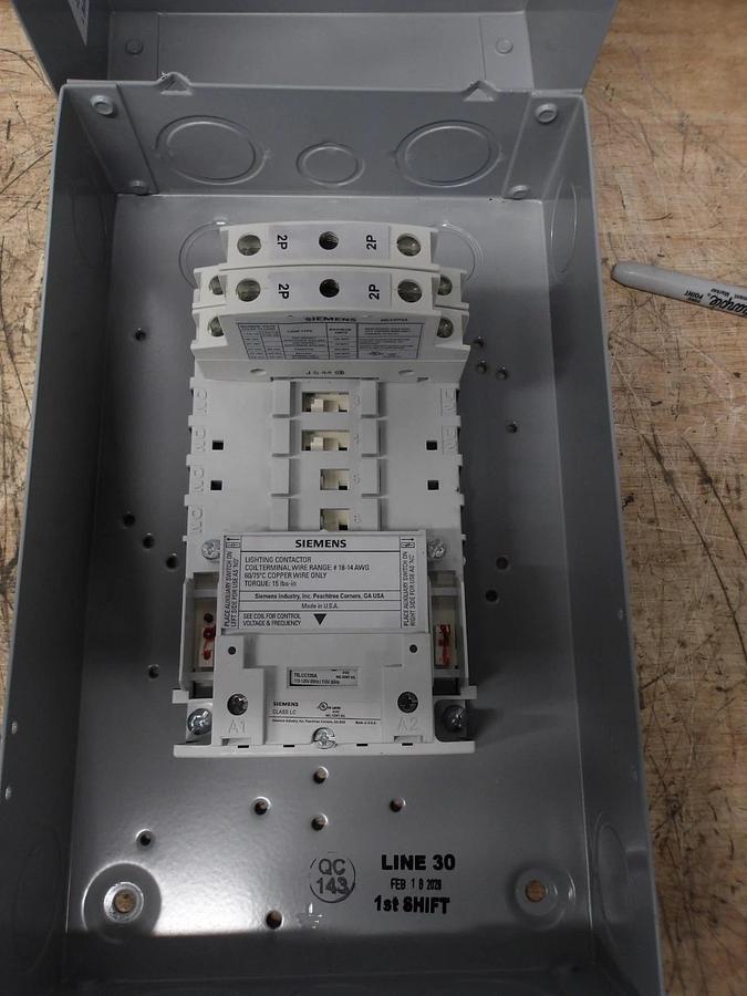 Used SIEMENS LCE01C004120A ELECTRICALLY HELD LIGHTING CONTACTOR, #630951G NEW
