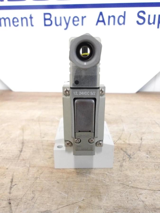 Used SMC VP744-5DZ1-03A PNEUMATIC SOLENOID VALVE, 24 VDC, #66208G NEW