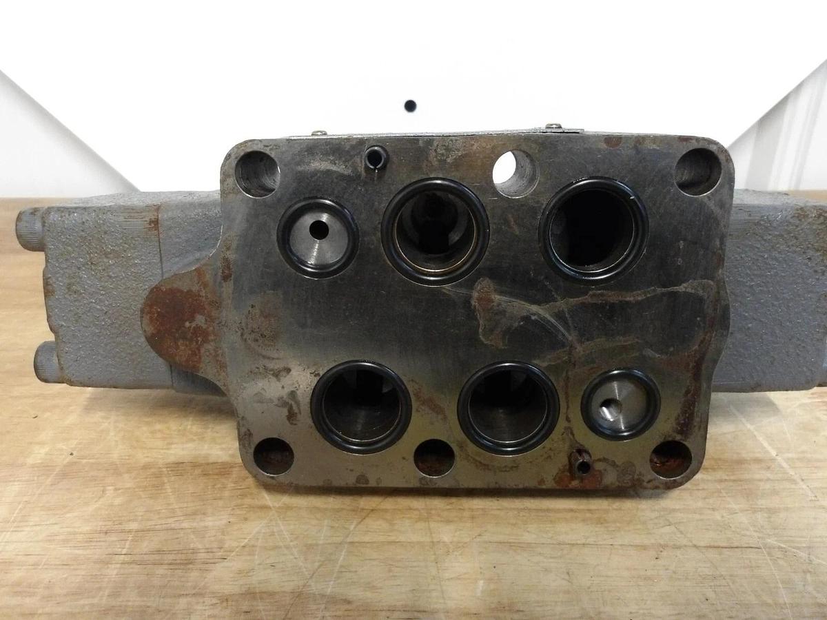 Used TOKIMEC DG5VC-H8-3BL-E-PS2-H-82-JA HYDRAULIC SOLENOID VALVE & BLOCK, #37918G NEW