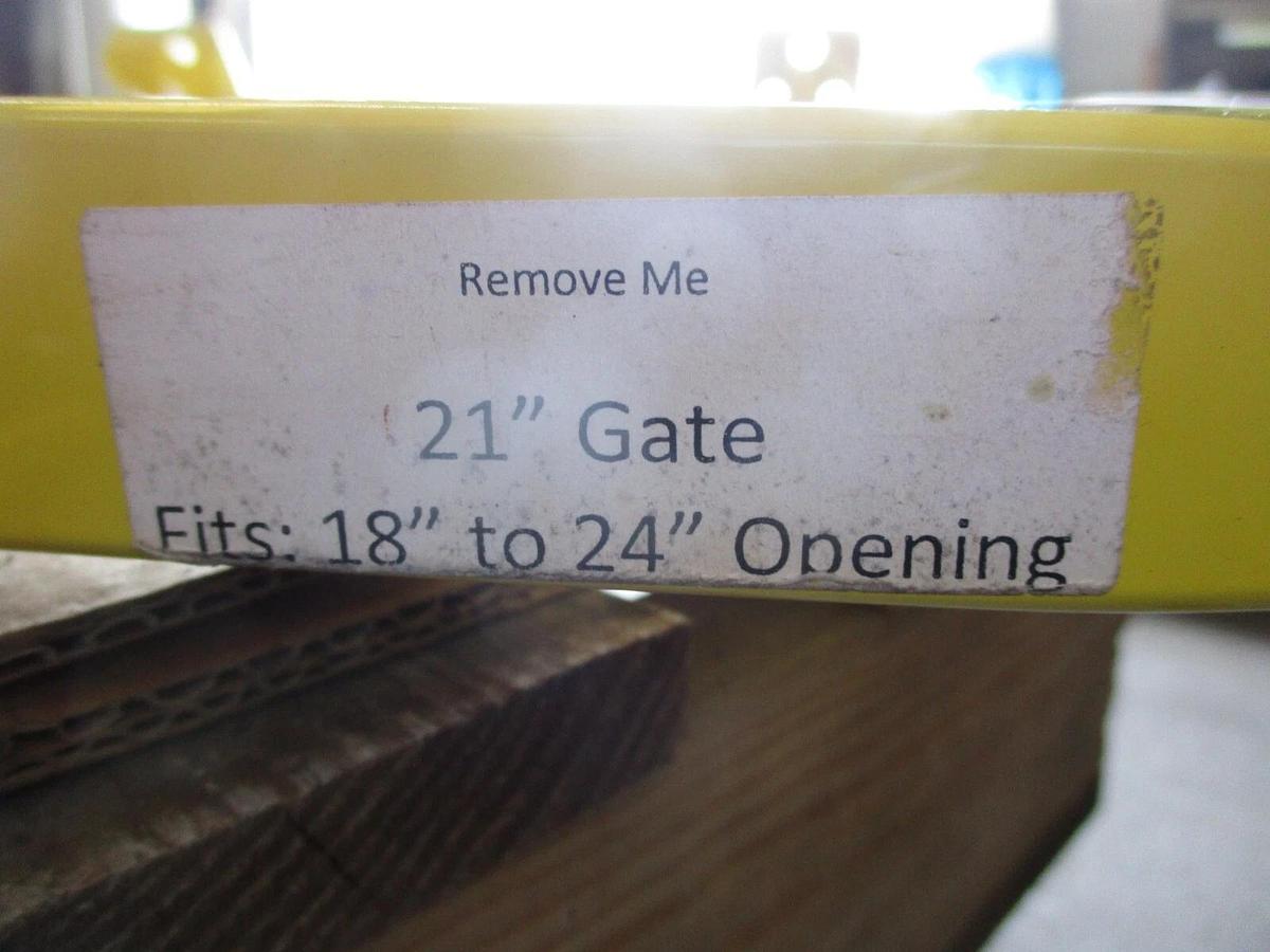 Used BLUE WATER 21" SELF-CLOSING SAFETY GATE / GUARDDOG, #426212J NEW