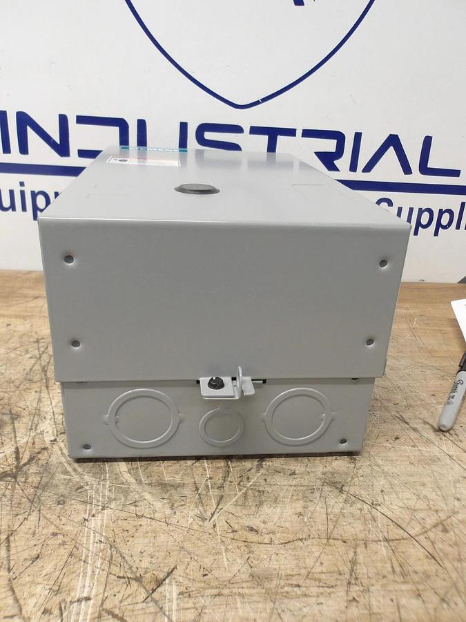 Used SIEMENS LCE01C004120A ELECTRICALLY HELD LIGHTING CONTACTOR, #630951G NEW