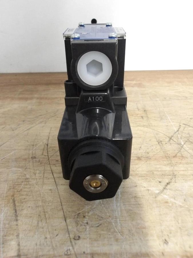Used YUKEN DSG-01-3C4-A100-7090 HYDRAULIC DIRECTIONAL VALVE, #66230G NEW