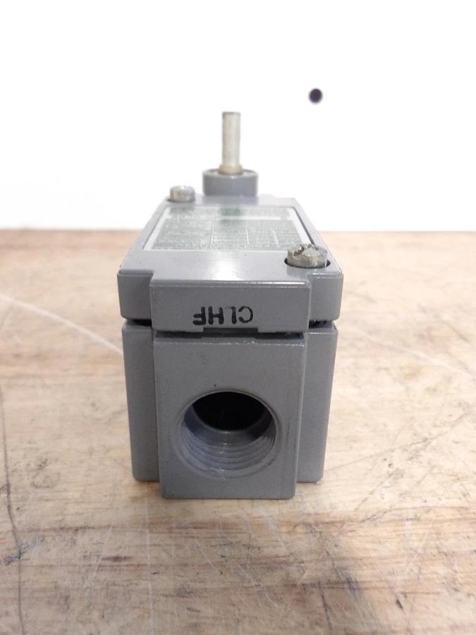 Used ALLEN BRADLEY 802G-GP GRAVITY RETURN LIMIT SWITCH, #514325G NEW