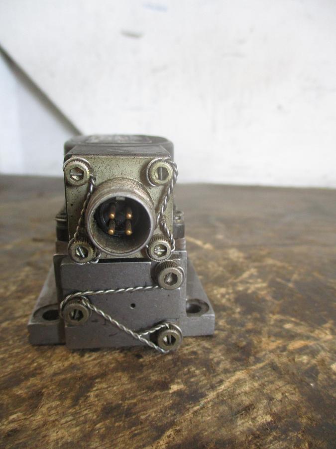 Used MOOG 31-393 HYDRAULIC VALVE