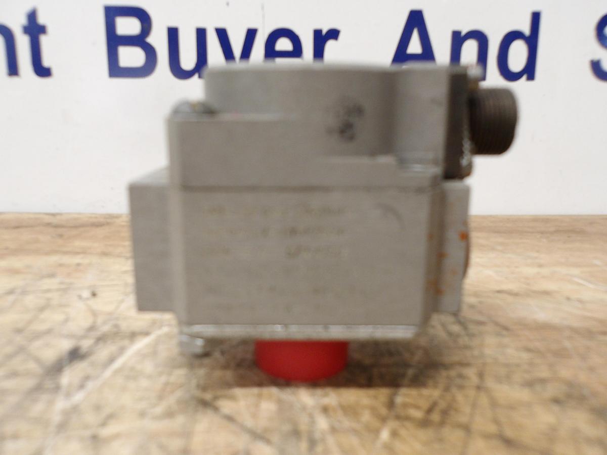 Used CADILLAC GAGE CO. FC26-397A SERVO VALVE, #91130G USED