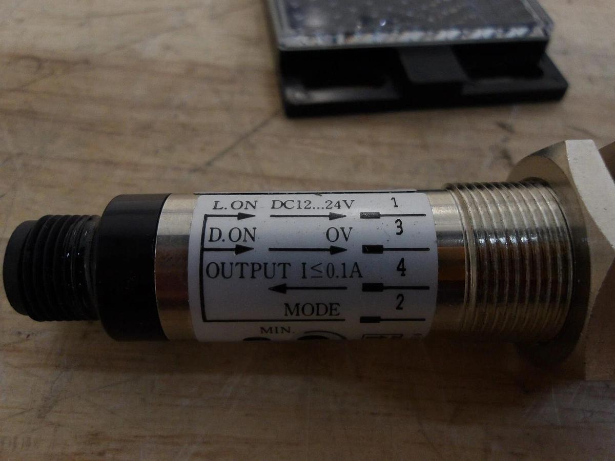 SICK VL180-P430 PHOTOELECTRIC SENSOR, #3251151G NIB