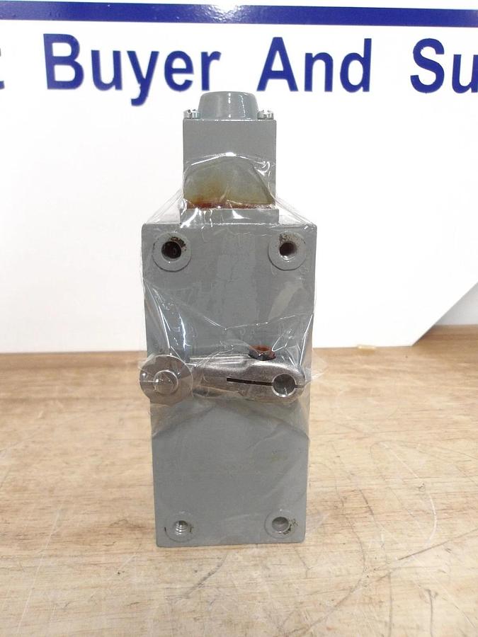 Used ALLEN BRADLEY 802XR-L2F7 LIMIT SWITCH, #428230G NEW