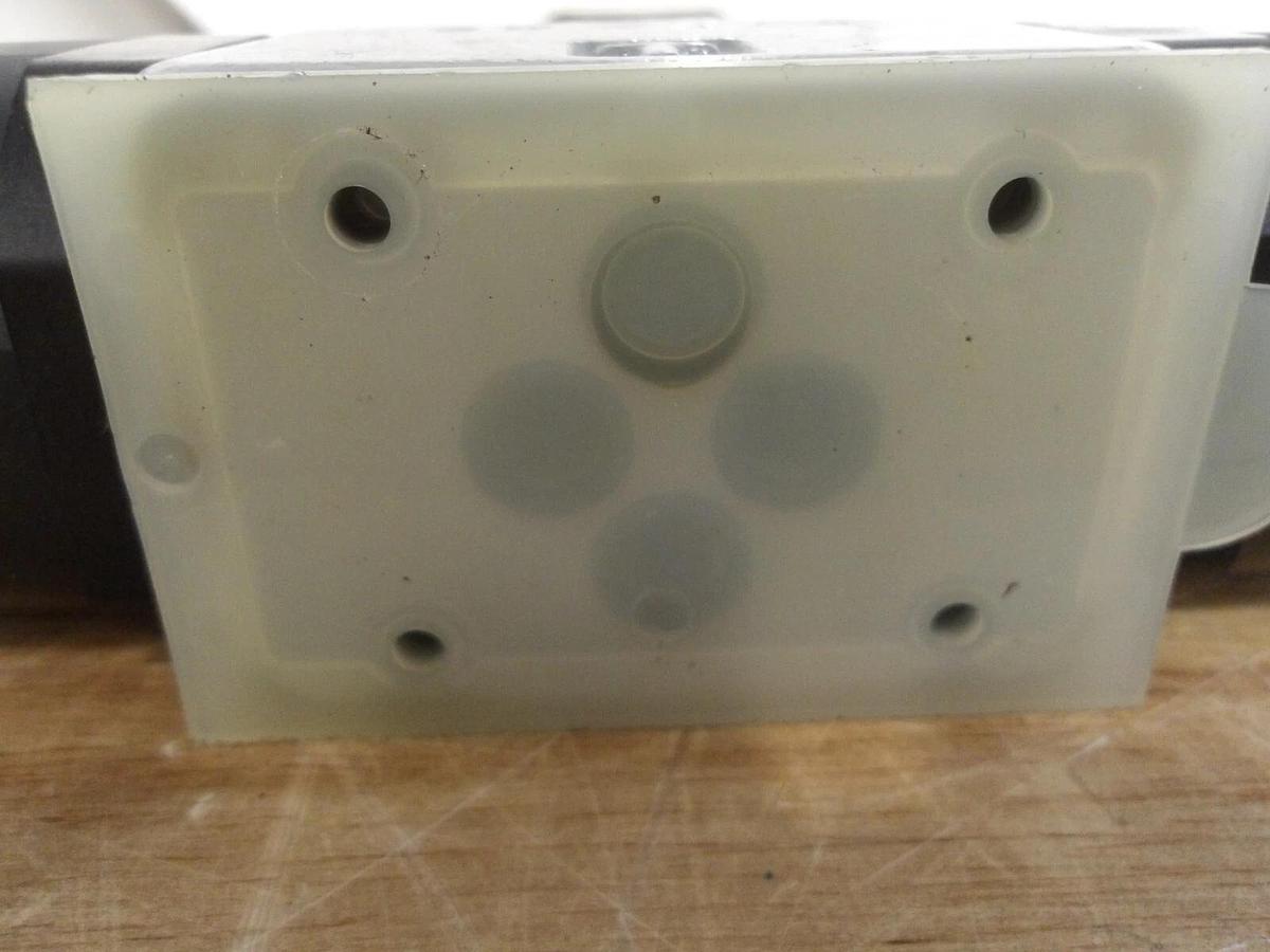 Used TOYOOKI HD1N-3W-BFA-025-D2-950 SOLENOID DIRECTIONAL VALVE, #228150G NEW