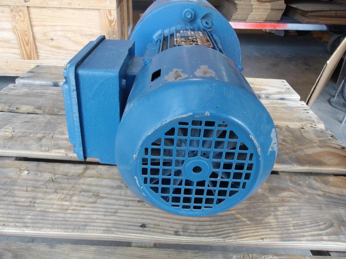Used SEW EURODRIVE R70DT88K48NNR GEARMOTOR, RATIO 104.60:1, 3/4 HP, #7111135G NEW