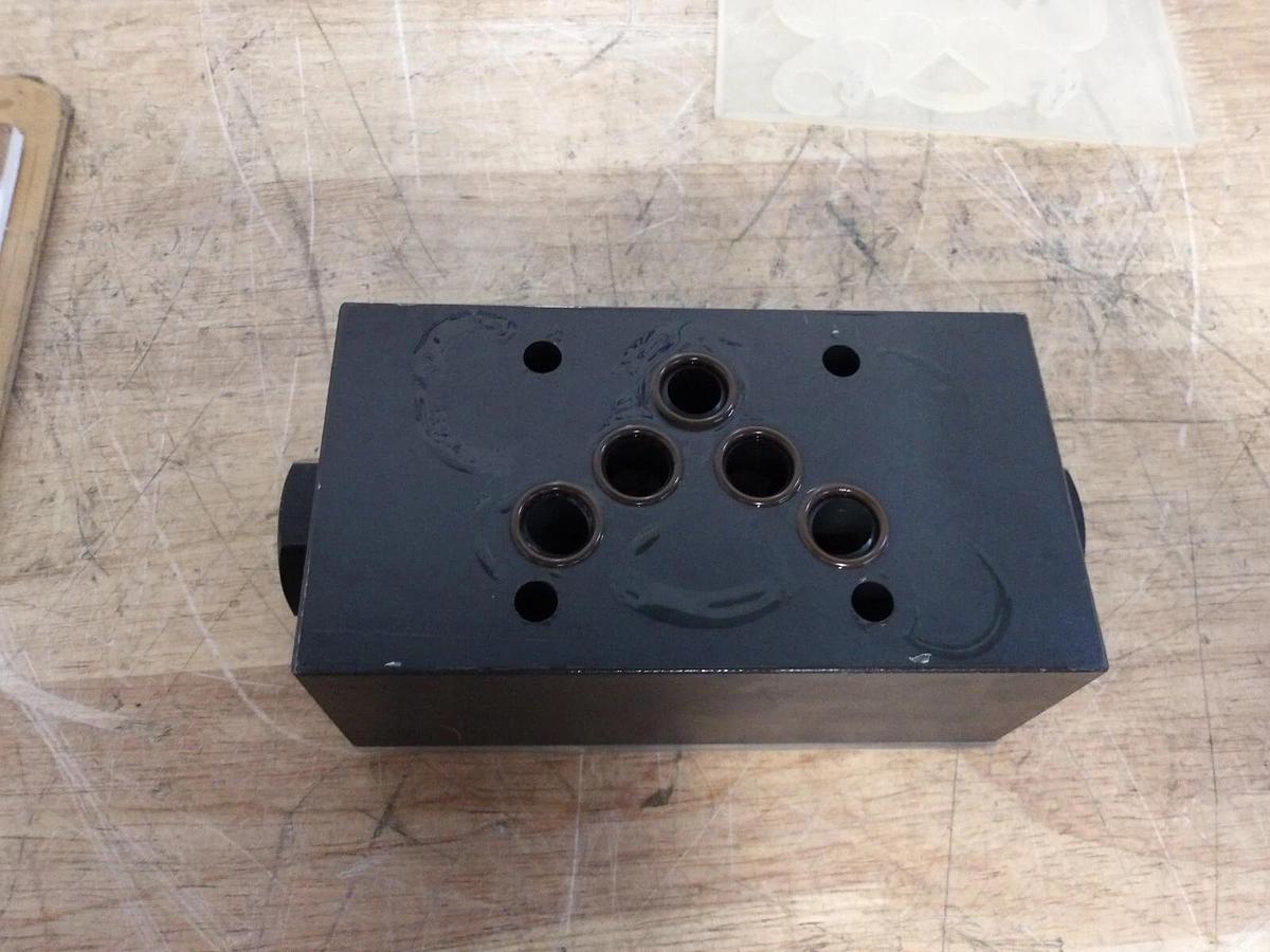 Used EATON VICKERS DCMPC-5-ABK-BAK-30 HYDRAULIC BLOCK, #62206G NEW