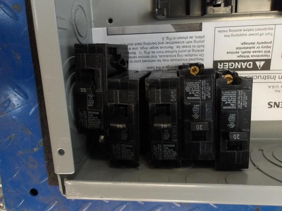 Used SIEMENS 200 A MAIN LOAD CENTER W/ BREAKERS, 120/240 V, #612248G NEW