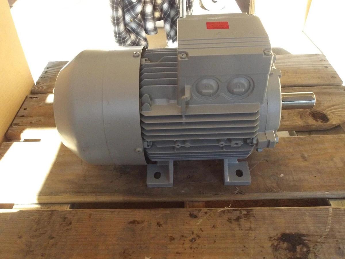 Used SIEMENS 3 KW / 1 HP MOTOR, 3510 RPM, 460 V, 31014200G NEW
