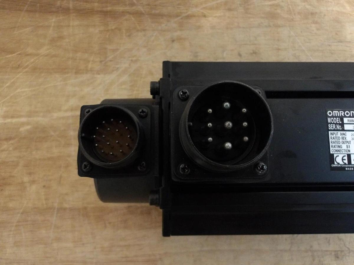 OMRON AC SERVO MOTOR R88M-G3K030T-BS2, #326219G NIB