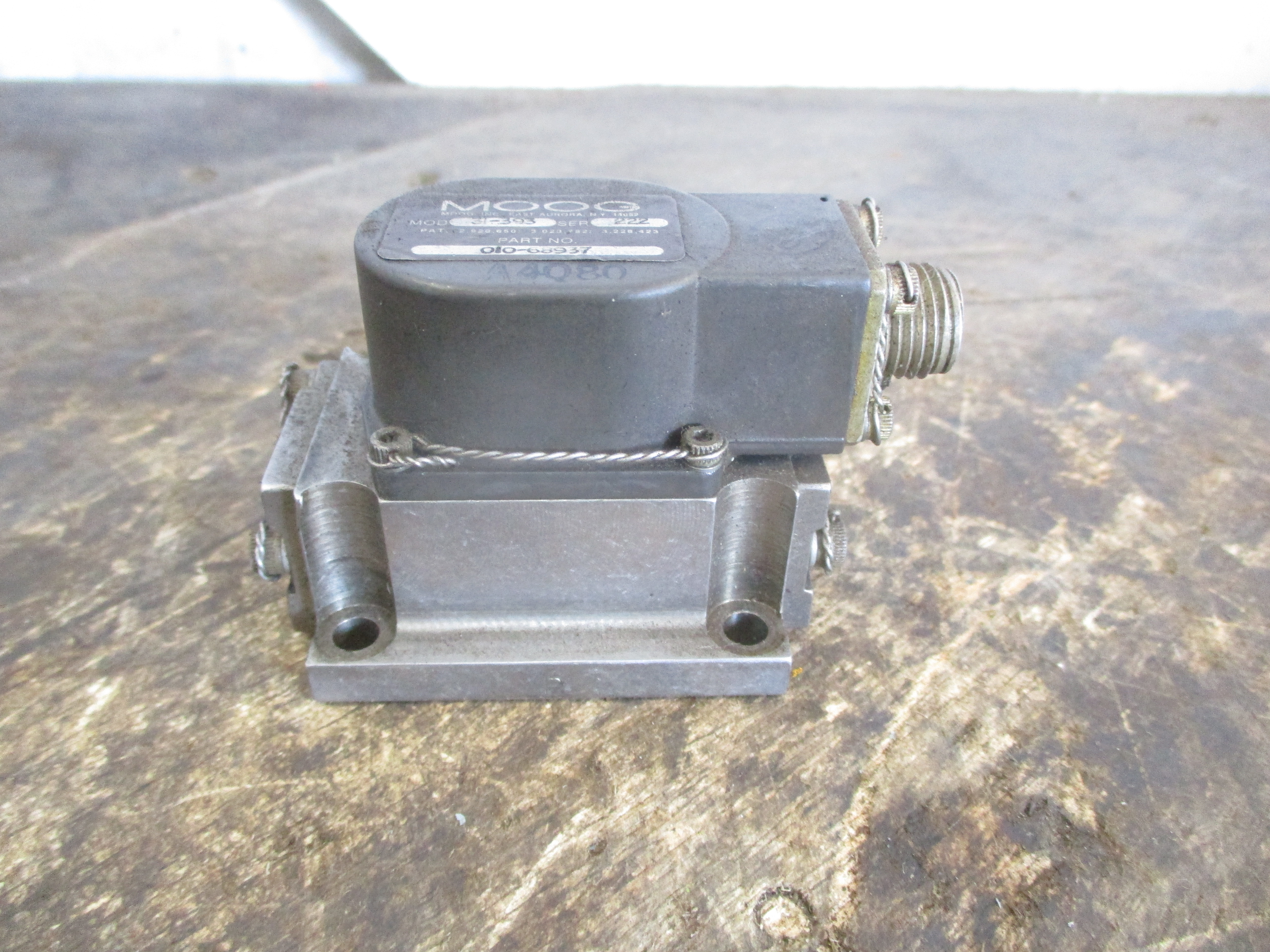 Used MOOG 31-393 HYDRAULIC VALVE