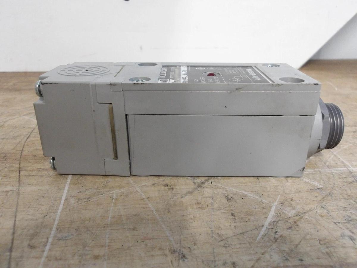 ALLEN BRADLEY 802PR-LAAE1 PROXIMITY SWITCH 102-132 V, #5301045G NIB