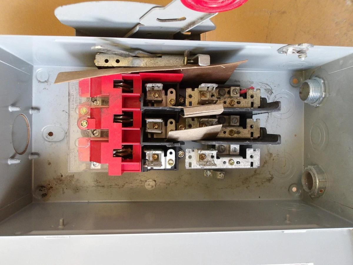 Used EATON CUTLER HAMMER 60 AMP SAFETY SWITCH DH322FRK, #620305G USED