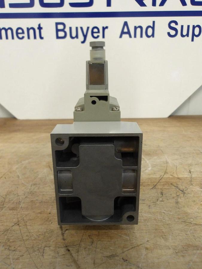 Used SMC VP744-5DZ1-03A PNEUMATIC SOLENOID VALVE, 24 VDC, #66208G NEW