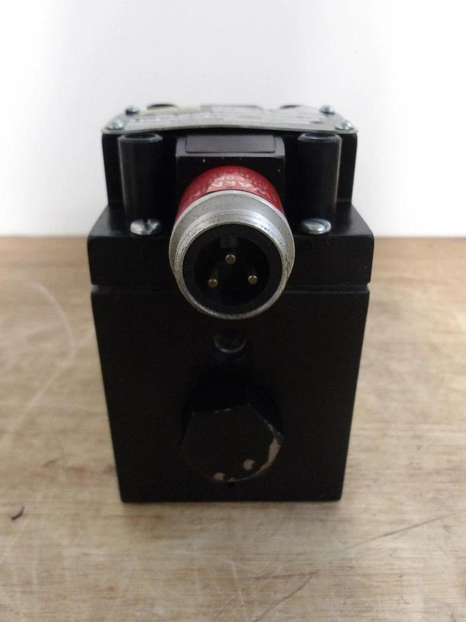 Used PARKER D3W1B56Y-14 HYDRAULIC SOLENOID CONTROL VALVE, #331125G NEW