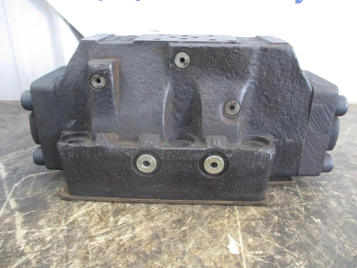 Used VICKERS DG5S-8-2C-T-M-FW DIRECTIONAL VALVE, #827225J USED