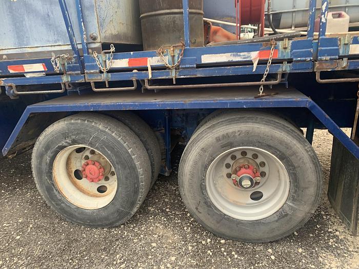 Used 2012 Kenworth Oil and lube service truck