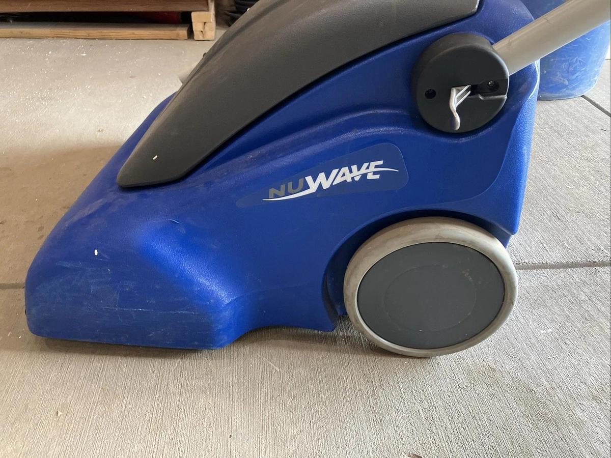 Used 2x Windsor Nuwave Vacuums Very Clean Near Mint.  Large Area Commercial Vaccum