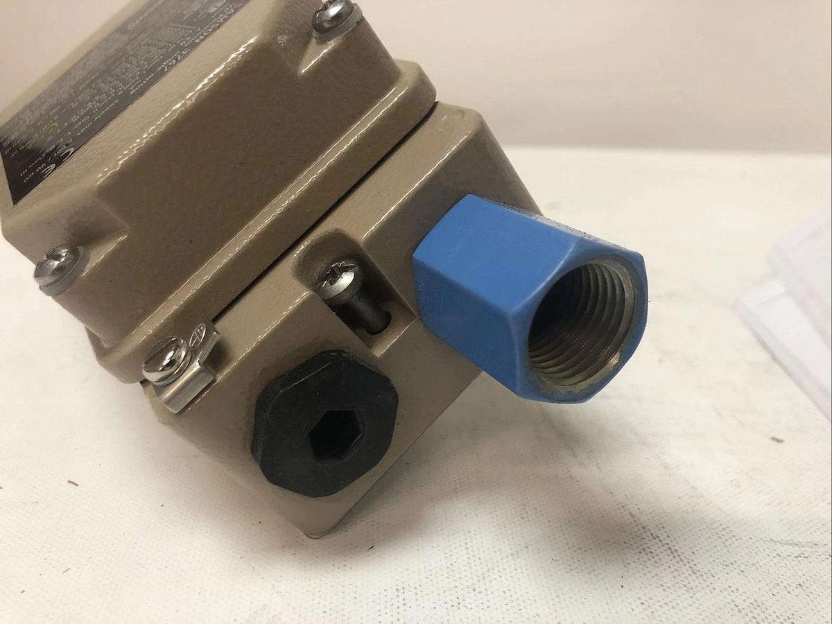 1 New No Box SAMSON 3767 Single-Acting Valve Positioner, 90Psi, 28V Max
