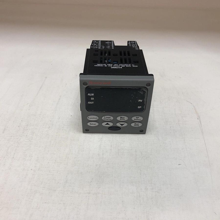 1 New No Box Honeywell DC3200-CB-000R-160-00000-E0-0, 90-250Vac, 50/60 Hz