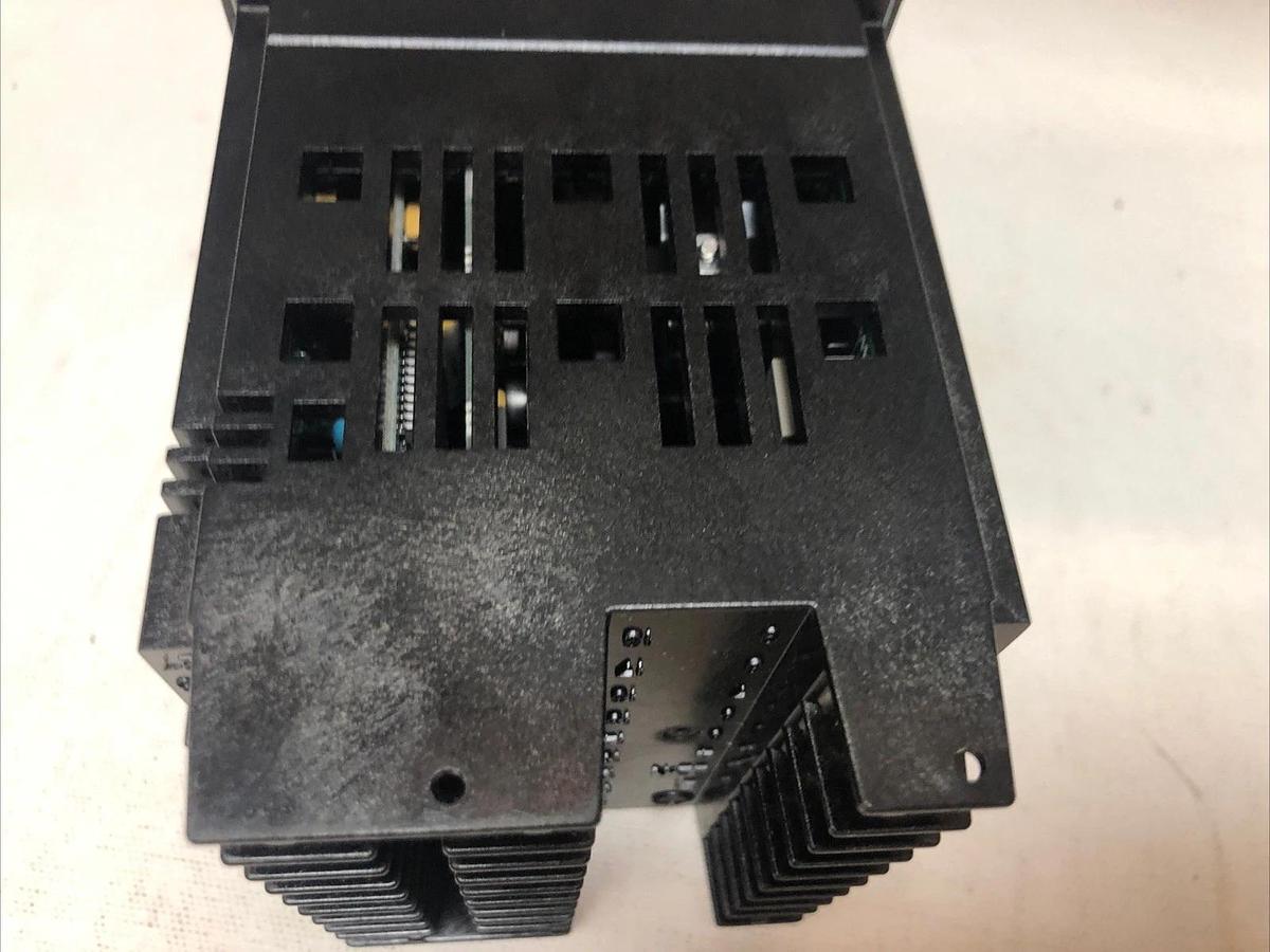 1 New No Box Honeywell DC3200-CB-000R-160-00000-E0-0, 90-250Vac, 50/60 Hz