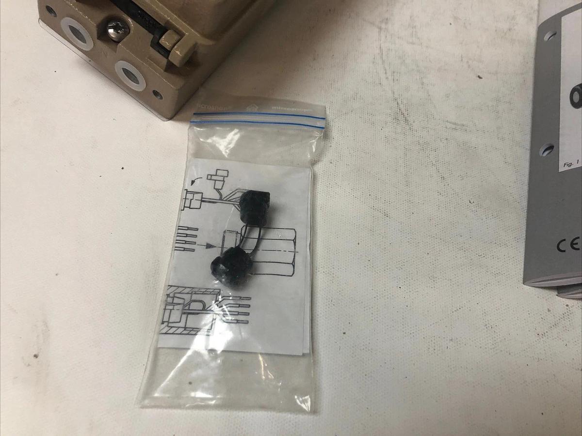1 New No Box SAMSON 3767 Single-Acting Valve Positioner, 90Psi, 28V Max