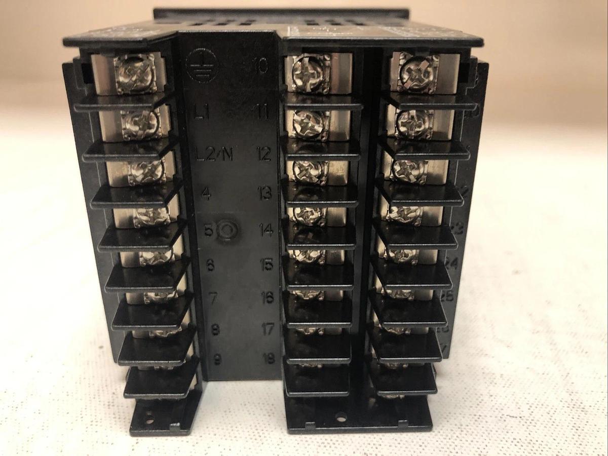 1 New No Box Honeywell DC3200-CB-000R-160-00000-E0-0, 90-250Vac, 50/60 Hz