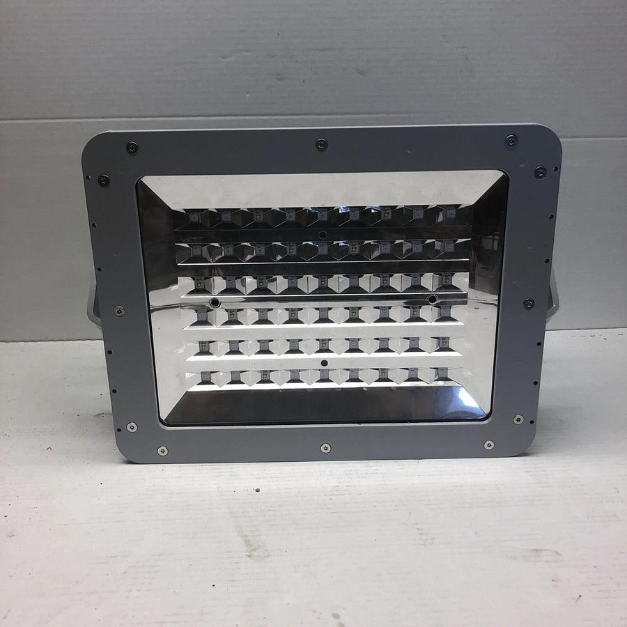EATON FMV5LCY/UNV1 76 CHAMP 45W-100/277VAC-LED HAZARDOUS AREA FLOODLIGHT No Box