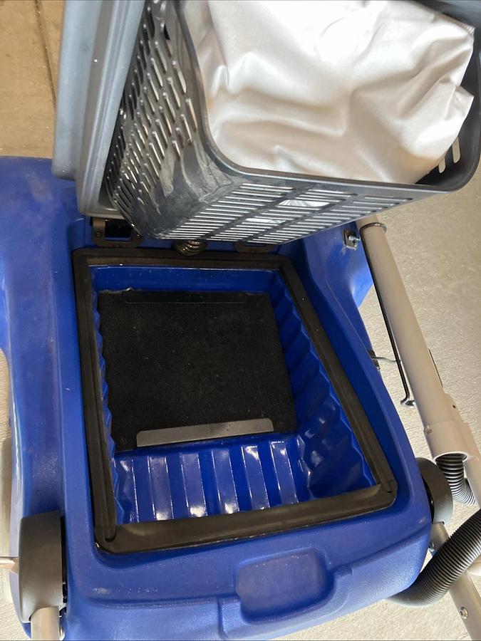 Used 2x Windsor Nuwave Vacuums Very Clean Near Mint.  Large Area Commercial Vaccum