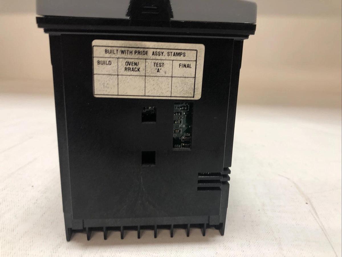 1 New No Box Honeywell DC3200-CB-000R-160-00000-E0-0, 90-250Vac, 50/60 Hz