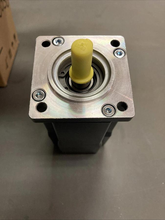 NEW In Box BECKHOFF AM8121-1F20-0000 Compact Low-Voltage Brushless Servo Motor